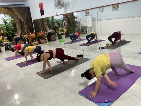 Yoga dáng xinh 