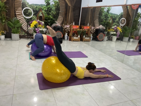 Yoga dáng xinh 