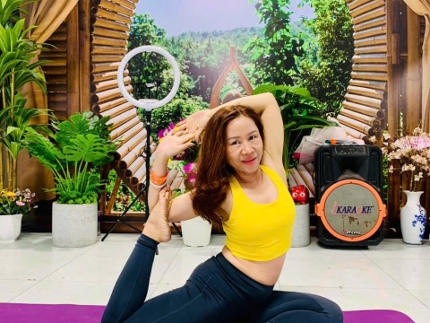 Yoga dáng xinh